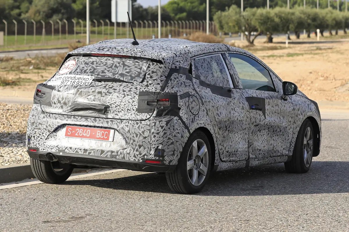 Nuova Renault Clio, avvistata ancora su strada [Foto spia] (10)