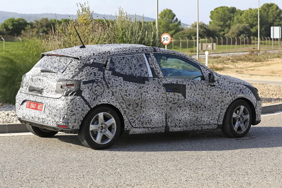 Nuova Renault Clio, avvistata ancora su strada [Foto spia] (3)