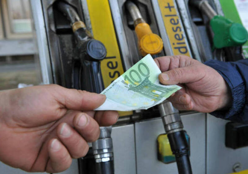 Vacanze di Pasqua col caro benzina. I prezzi tornano a salire