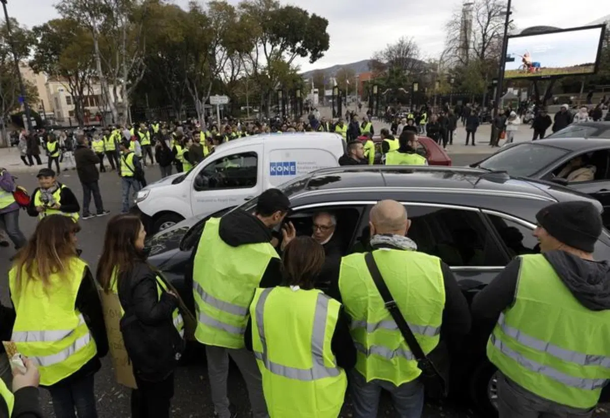 Francia nel caos per il caro Diesel: chi sono i “gilet gialli” (4)