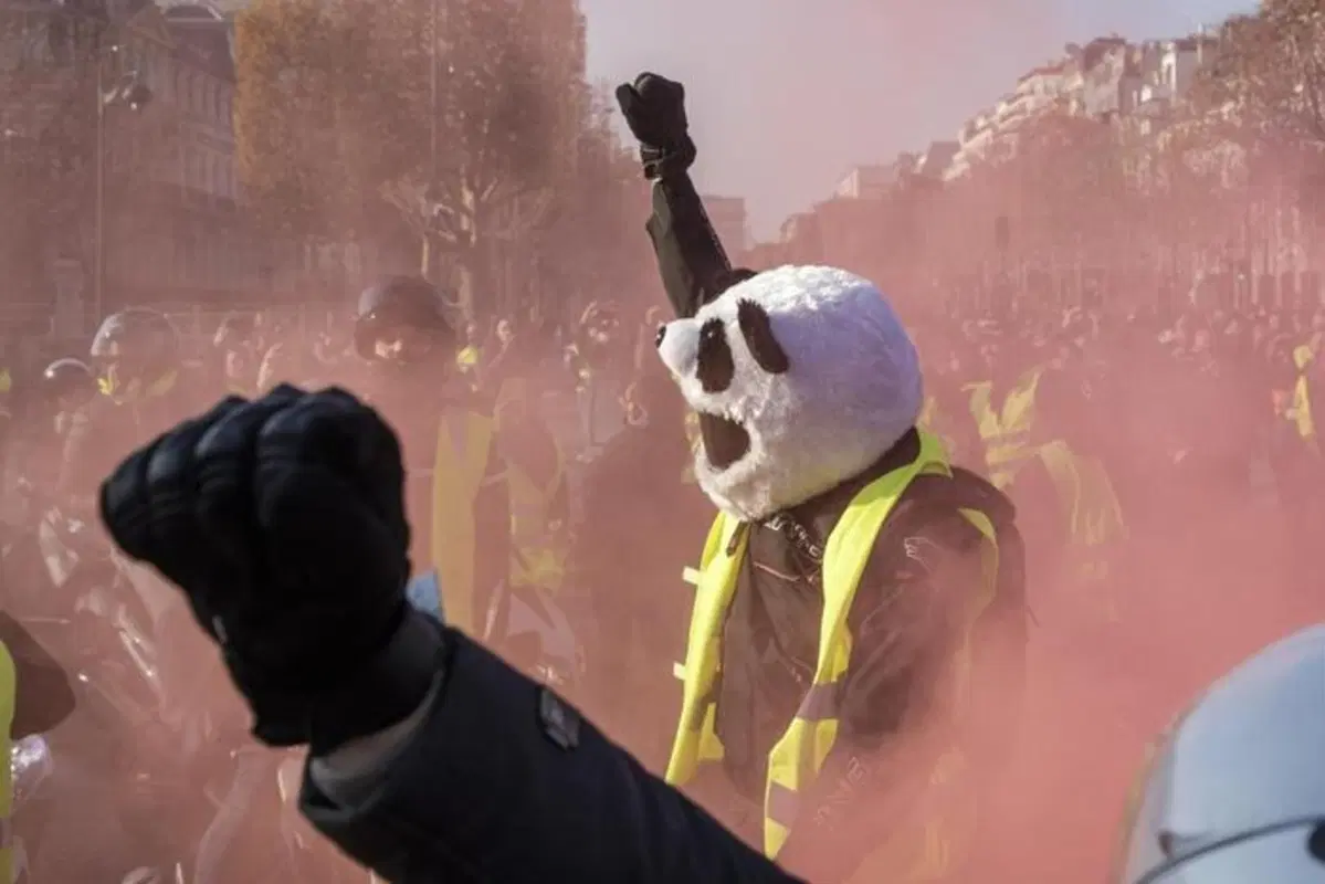 Francia nel caos per il caro Diesel: chi sono i “gilet gialli” (6)