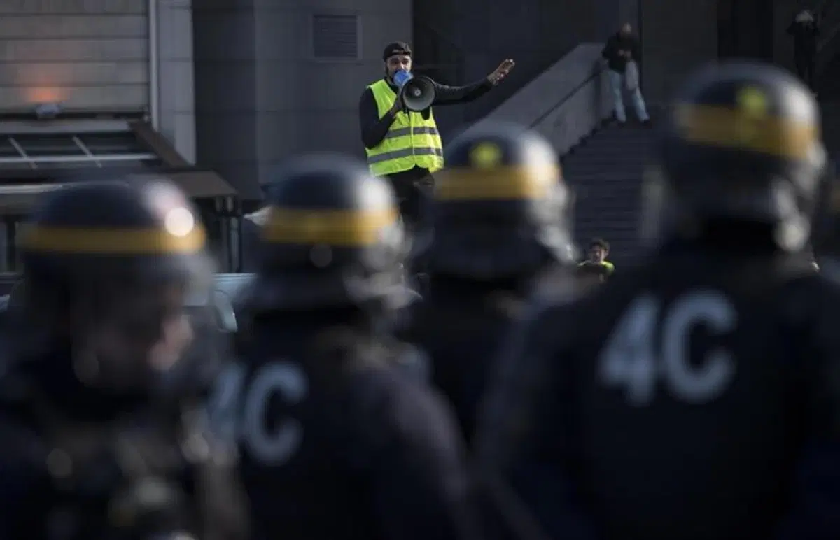 Francia nel caos per il caro Diesel: chi sono i “gilet gialli” (8)