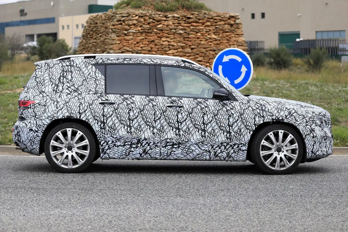 Mercedes-AMG GLB 35, il SUV sportivo in fase di sviluppo (2)