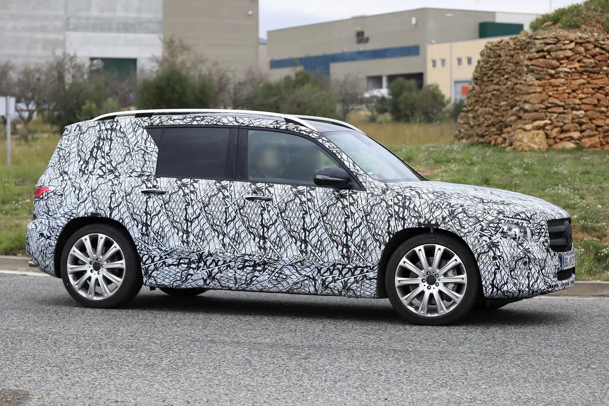 Mercedes-AMG GLB 35, il SUV sportivo in fase di sviluppo (7)