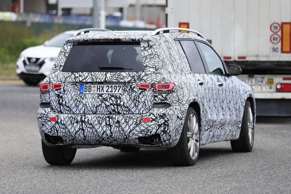 Mercedes-AMG GLB 35, il SUV sportivo in fase di sviluppo (3)