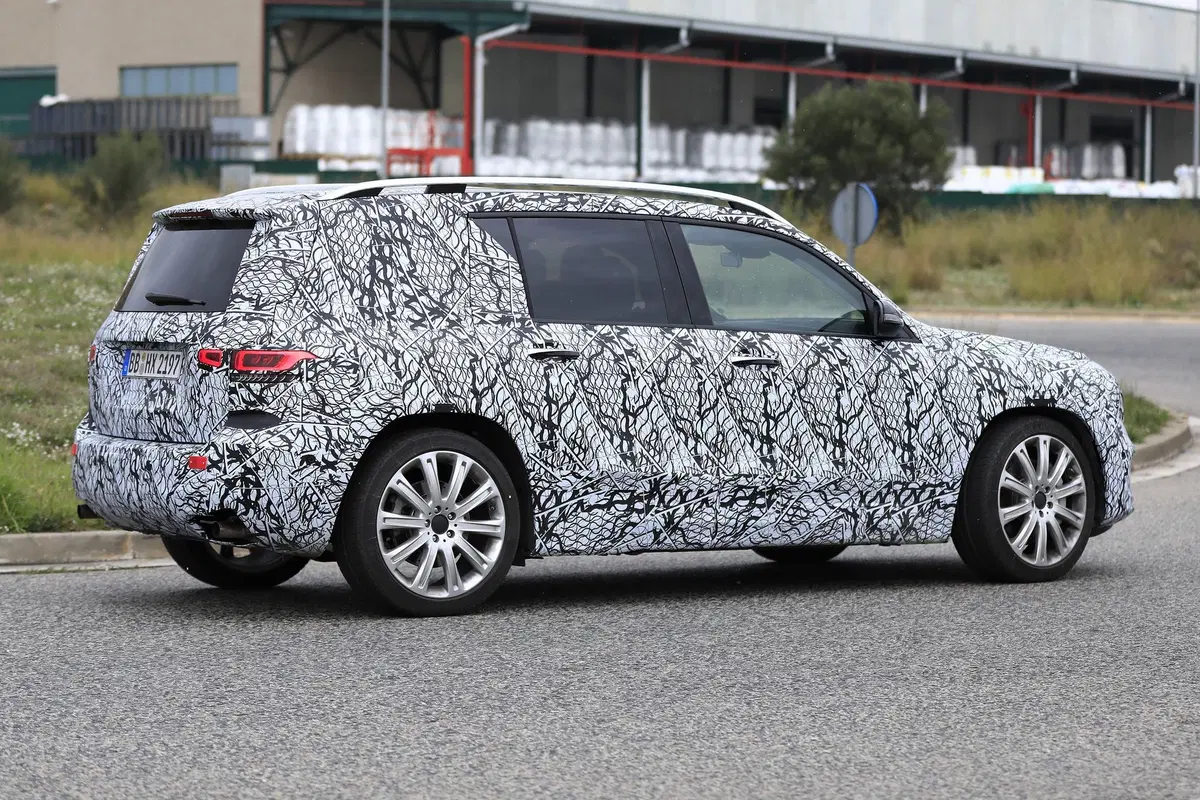 Mercedes-AMG GLB 35, il SUV sportivo in fase di sviluppo (9)