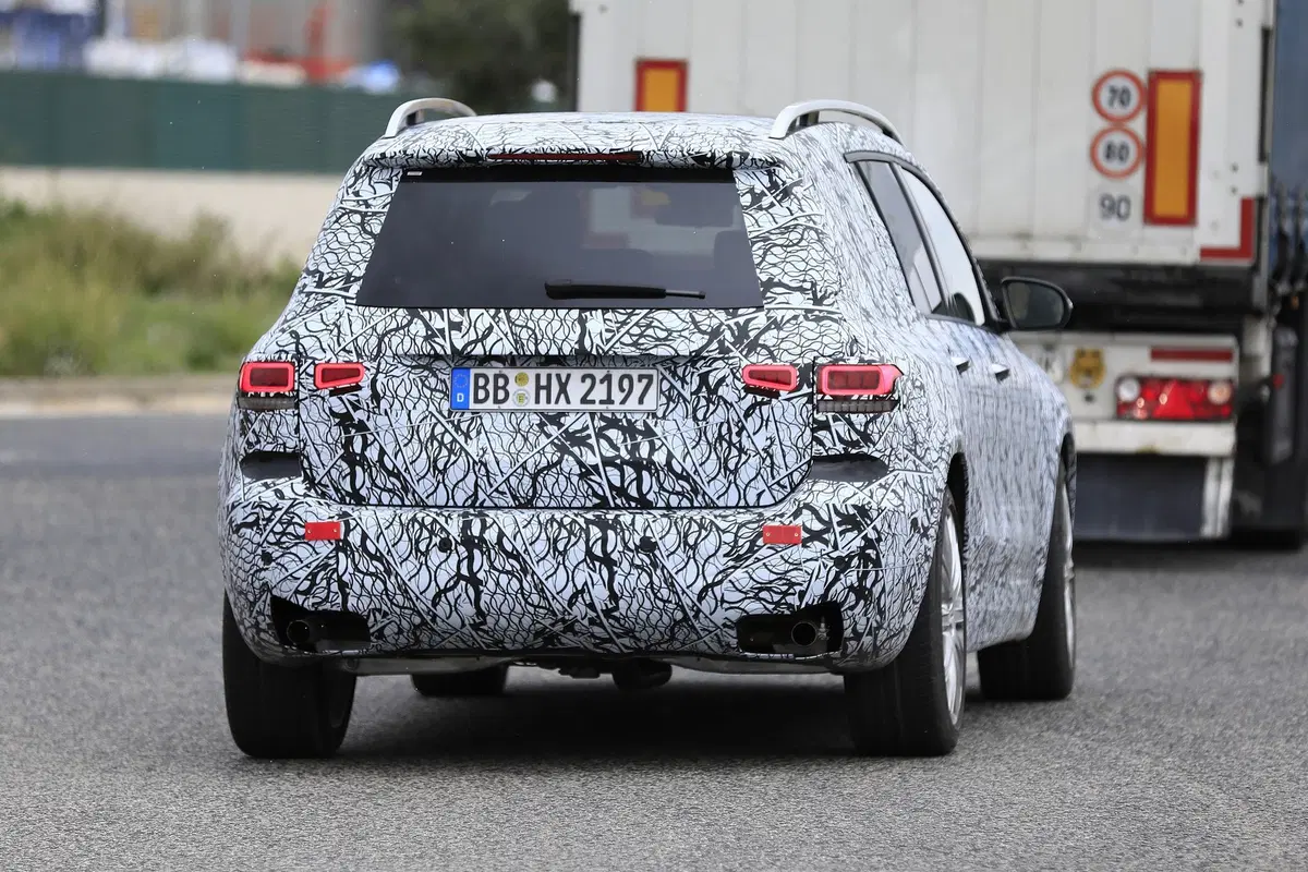 Mercedes-AMG GLB 35, il SUV sportivo in fase di sviluppo (10)