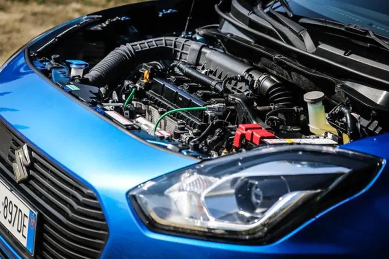 Sotto il cofano della Swift Hybrid non ci sono differenze o ingombri di sistemi, l'ibridazione smart (con ISG 12V) lascia spazi inalterati