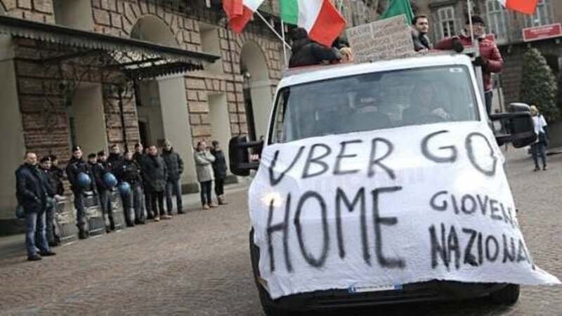 Uber Taxi sbarcher&agrave; a Torino, taxisti gi&agrave; sul piede di guerra