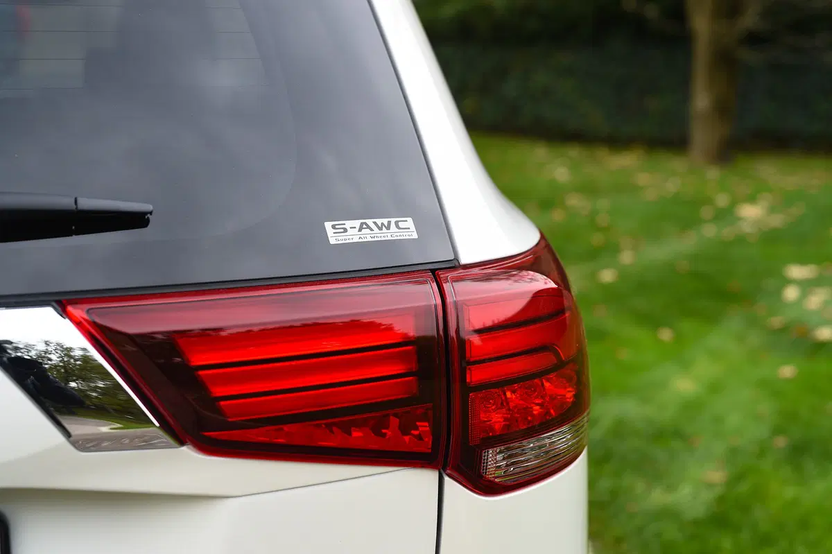 Mitusbishi Outlander PHEV 2019 | Gran comfort, ma quel prezzo... [Video] (3)
