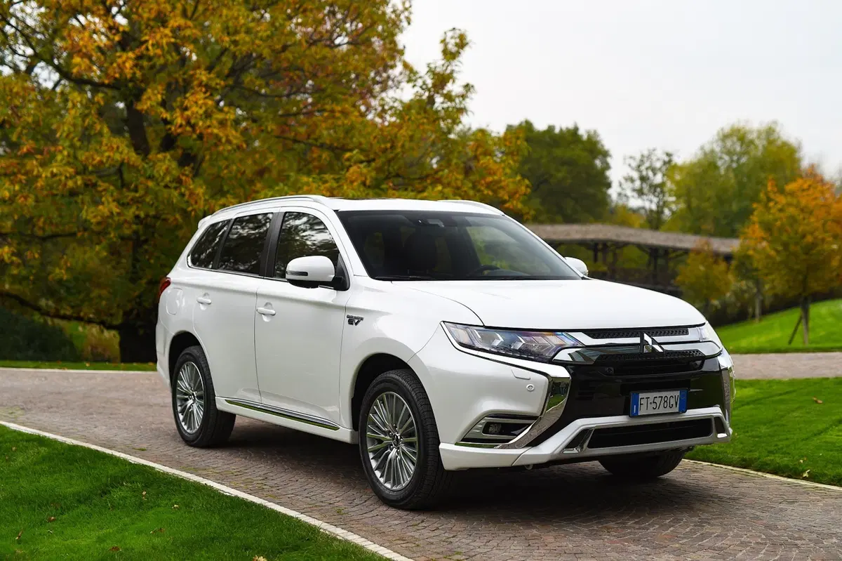 Mitusbishi Outlander PHEV 2019 | Gran comfort, ma quel prezzo... [Video] (7)