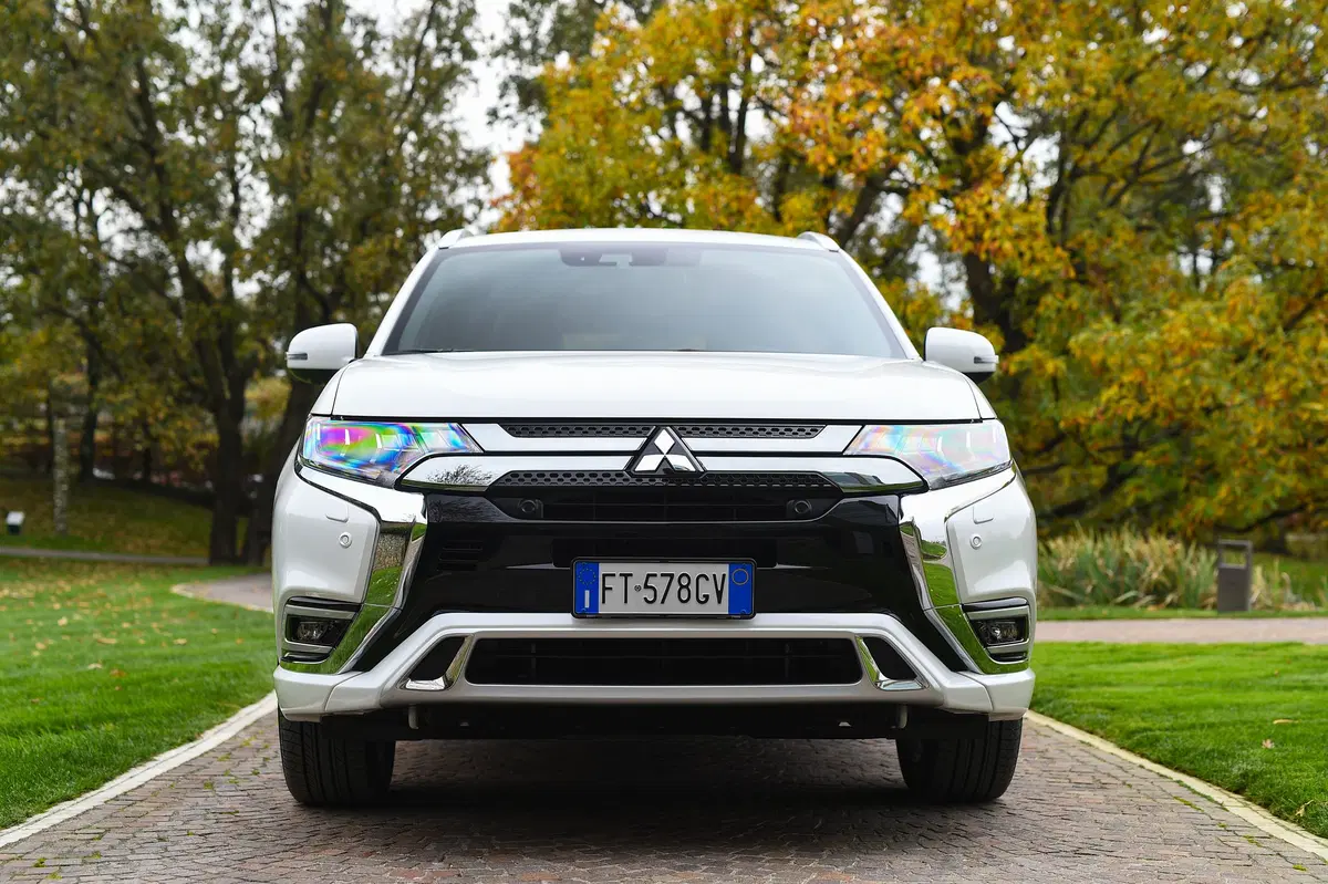 Mitusbishi Outlander PHEV 2019 | Gran comfort, ma quel prezzo... [Video] (8)