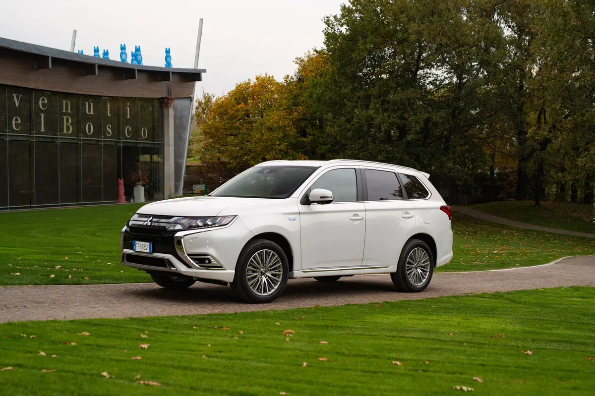 Mitusbishi Outlander PHEV 2019 | Gran comfort, ma quel prezzo... [Video] (9)