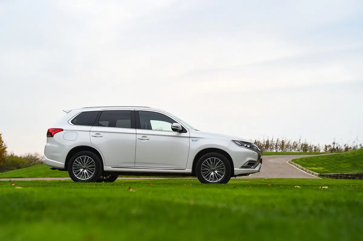 Mitusbishi Outlander PHEV 2019 | Gran comfort, ma quel prezzo... [Video] (10)