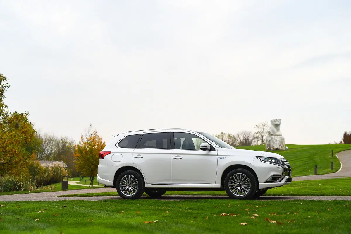 Mitusbishi Outlander PHEV 2019 | Gran comfort, ma quel prezzo... [Video] (11)