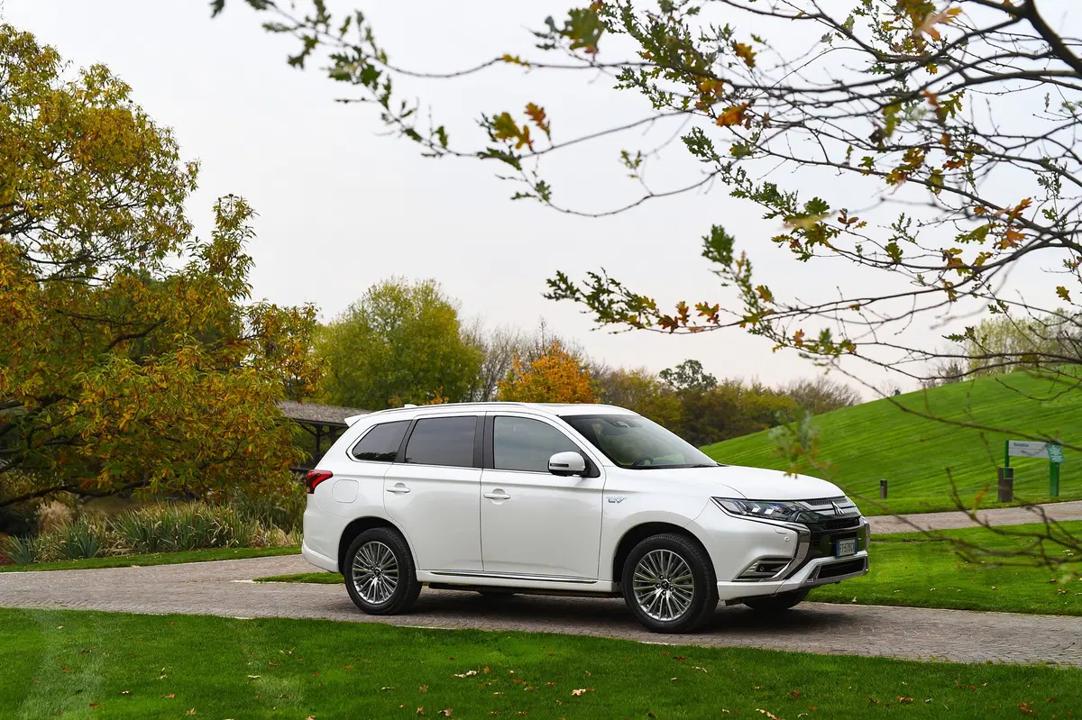 Mitusbishi Outlander PHEV 2019 | Gran comfort, ma quel prezzo... [Video] (12)