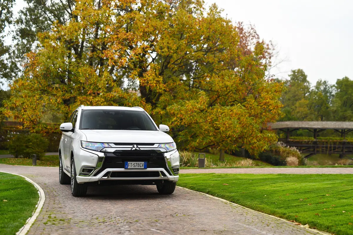 Mitusbishi Outlander PHEV 2019 | Gran comfort, ma quel prezzo... [Video] (13)