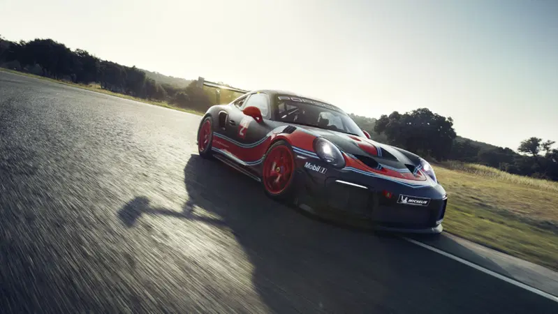 Porsche 911 GT2 RS Clubsport, l'esagerata per la pista al Salone di Los Angeles [Video]