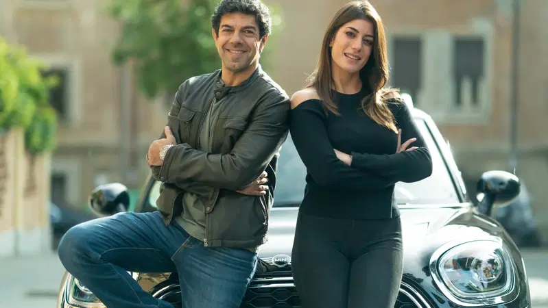 Pierfrancesco Favino S-caricato da Vicky Piria: «Ma non ero un sex symbol?»