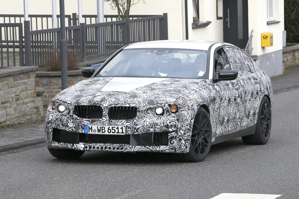 Nuova BMW M5: spiata al Nurburgring, sarà dotata di xDrive (8)
