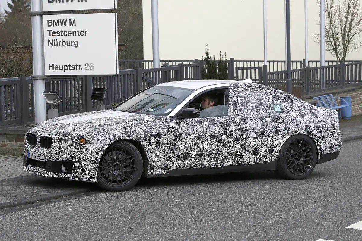 Nuova BMW M5: spiata al Nurburgring, sarà dotata di xDrive (12)