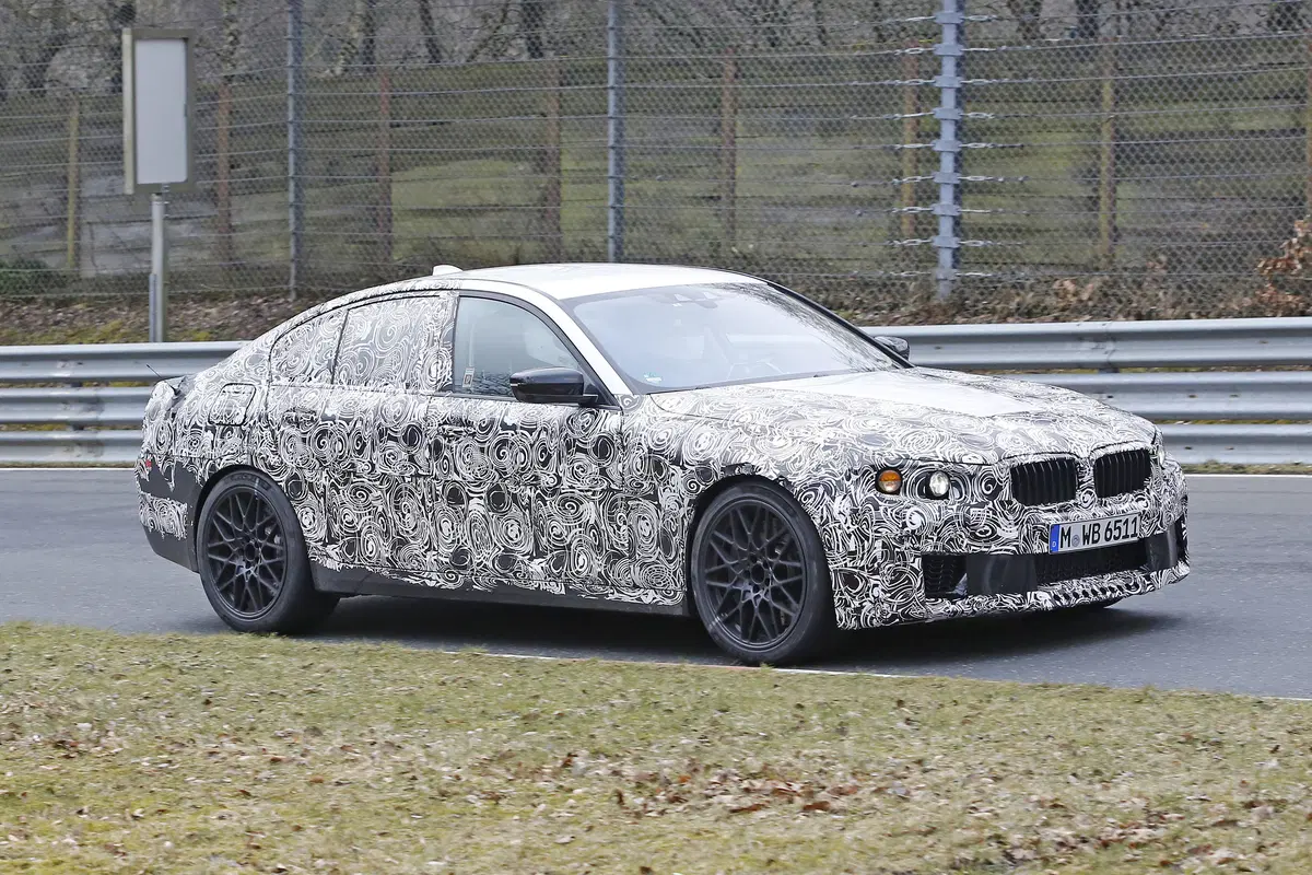 Nuova BMW M5: spiata al Nurburgring, sarà dotata di xDrive (3)