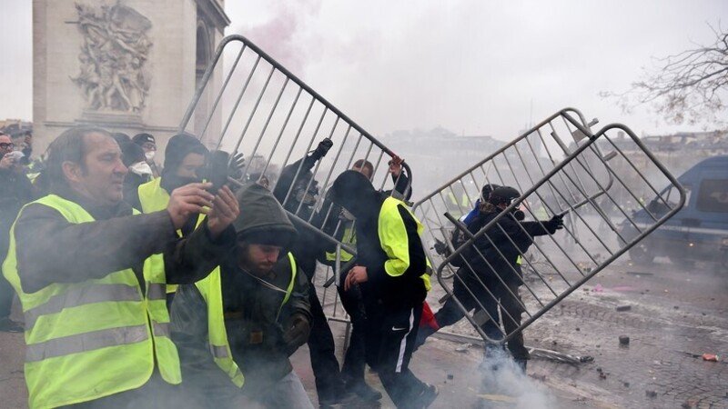 Francia, continua la protesta dei gilet gialli: rischio contagio ad altri Paesi? [video]