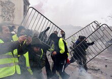 Francia, continua la protesta dei gilet gialli: rischio contagio ad altri Paesi? [video]