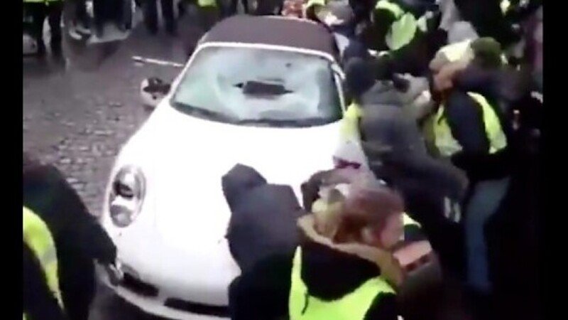Gilet gialli distruggono Porsche 911 bianca: la Cabrio va KO [video]