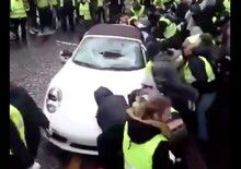 Gilet gialli distruggono Porsche 911 bianca: la Cabrio va KO [video]