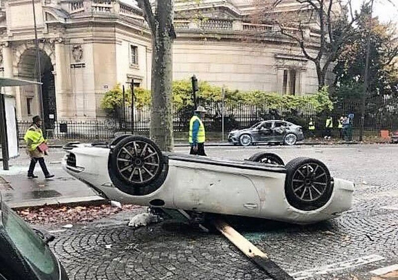 Auto bruciate e danneggiate gravemente dopo le proteste parigine del 1 dicembre 2018