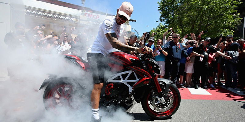 Dalla F1 alla R1: Hamilton in sella a Jerez, con tanto di scivolata