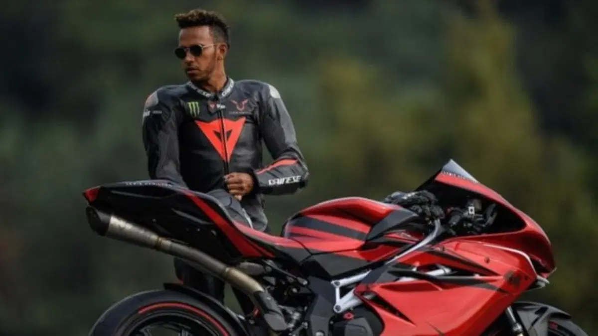 Dalla F1 alla R1: Hamilton in sella a Jerez, con tanto di scivolata (2)