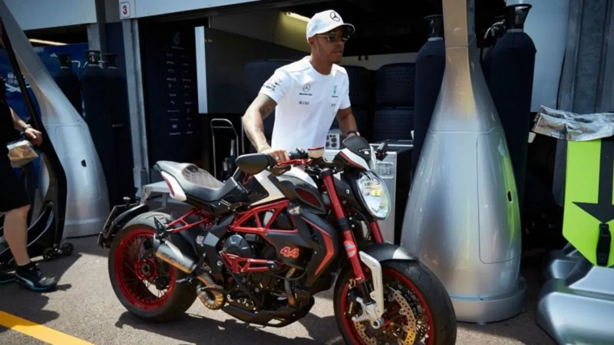 Dalla F1 alla R1: Hamilton in sella a Jerez, con tanto di scivolata (4)
