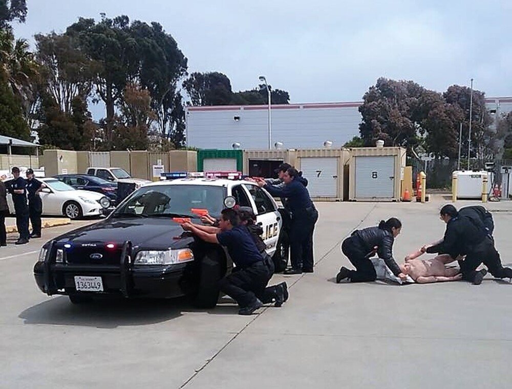 La police californiana che si allena a fermare malviventi. Ora deve anche imparare a fermare le auto a guida autonoma