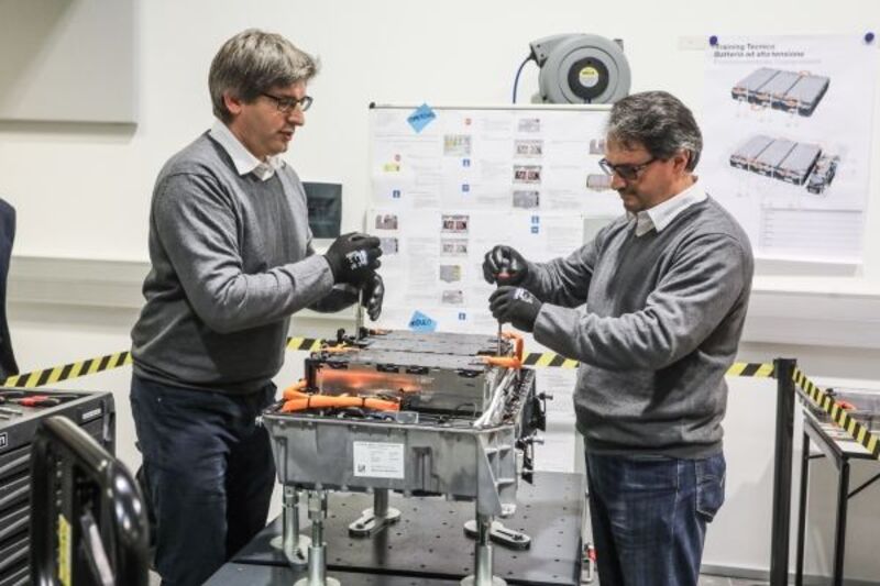 Il pacco batterie BMW (i o hybrid) si pu&ograve; smontare e riparare nei moduli interni, al contrario di quanto accade per altre vetture