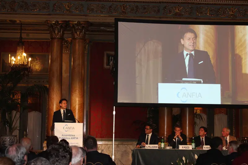 Giuseppe Conte durante il suo intervento all'assemblea dell'Anfia: il premier promette sostegno, nel suo Governo decidono all'opposto