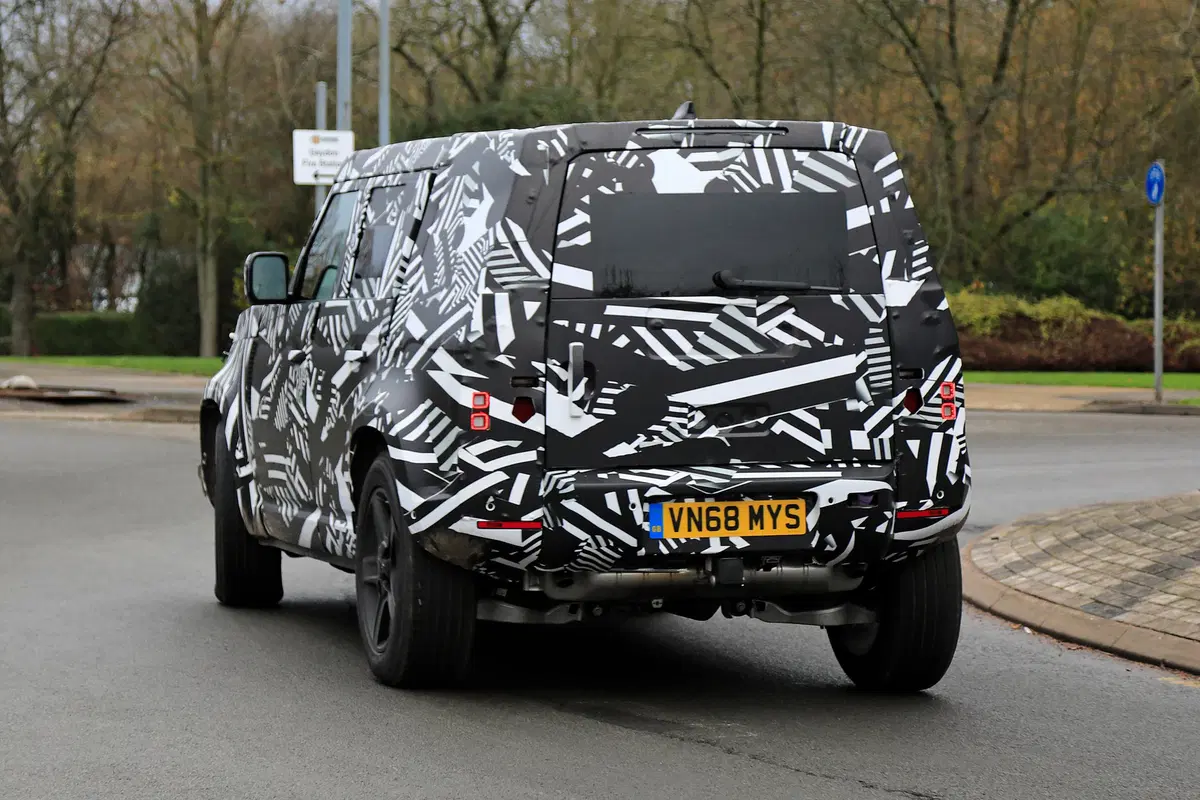 Land Rover Defender 2019, ecco le foto spia (6)