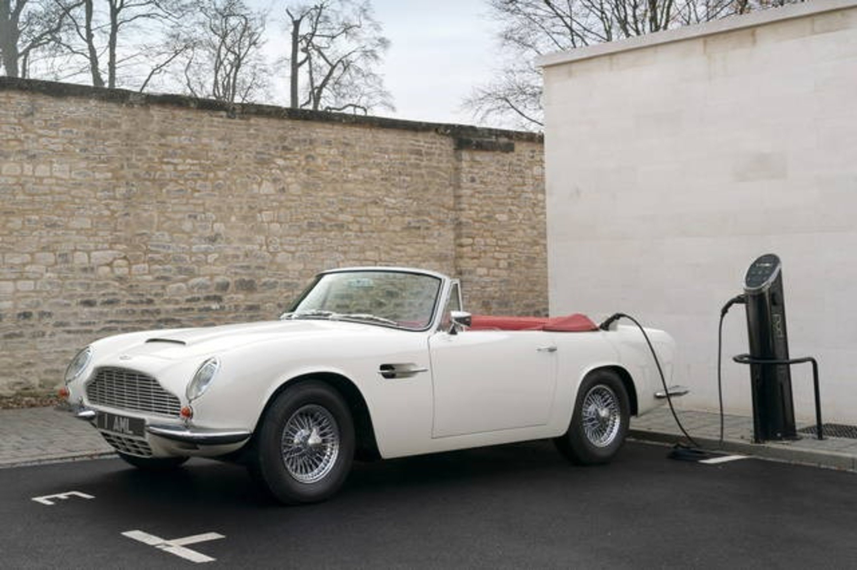 Aston Martin storiche diventano elettriche con il Kit dedicato, reversibile: sacrilegio o furbata?