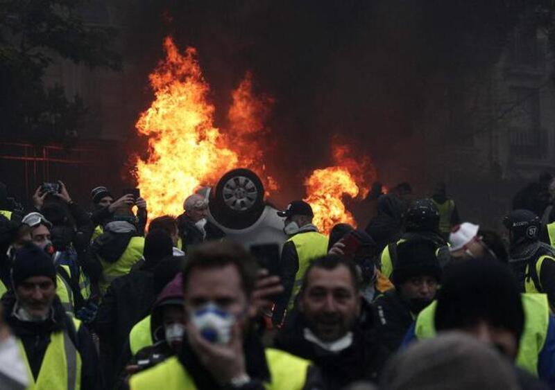 Gilet gialli, scontri a Marsiglia. L&#039;Eliseo teme grandi violenze