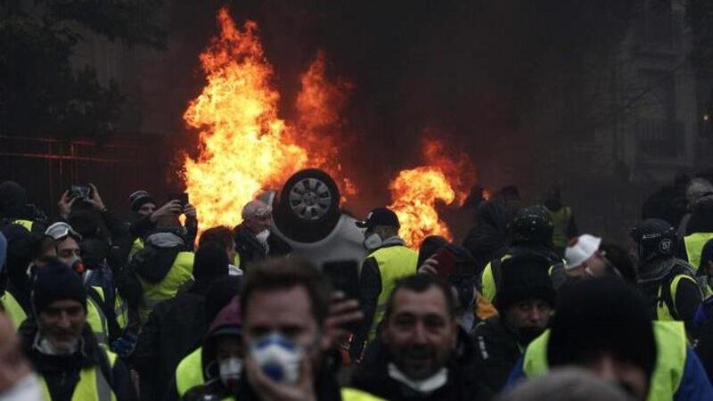 Gilet gialli, scontri a Marsiglia. L&#039;Eliseo teme grandi violenze