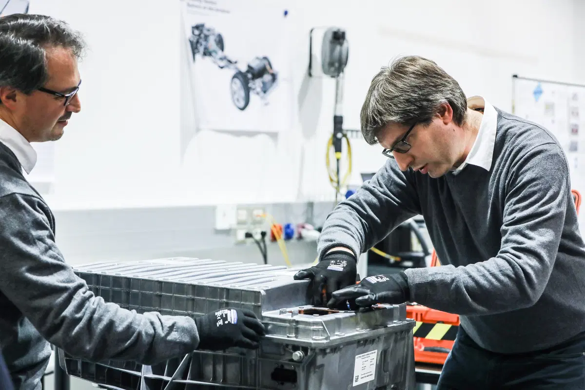 Tecnica BMW, Veicoli elettrificati: la manutenzione delle batterie [video] (10)