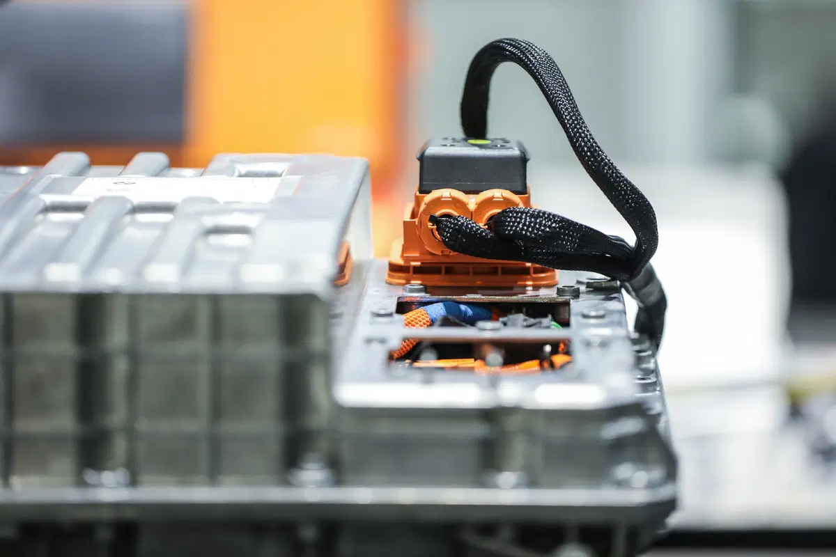 Tecnica BMW, Veicoli elettrificati: la manutenzione delle batterie [video] (5)