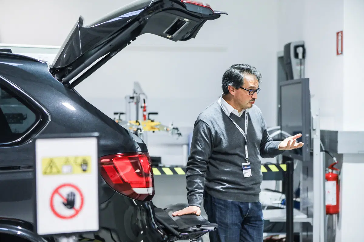 Tecnica BMW, Veicoli elettrificati: la manutenzione delle batterie [video] (11)