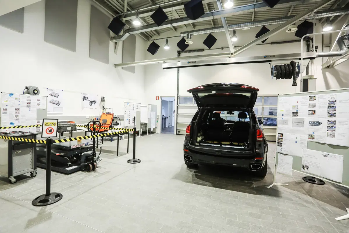Tecnica BMW, Veicoli elettrificati: la manutenzione delle batterie [video] (12)