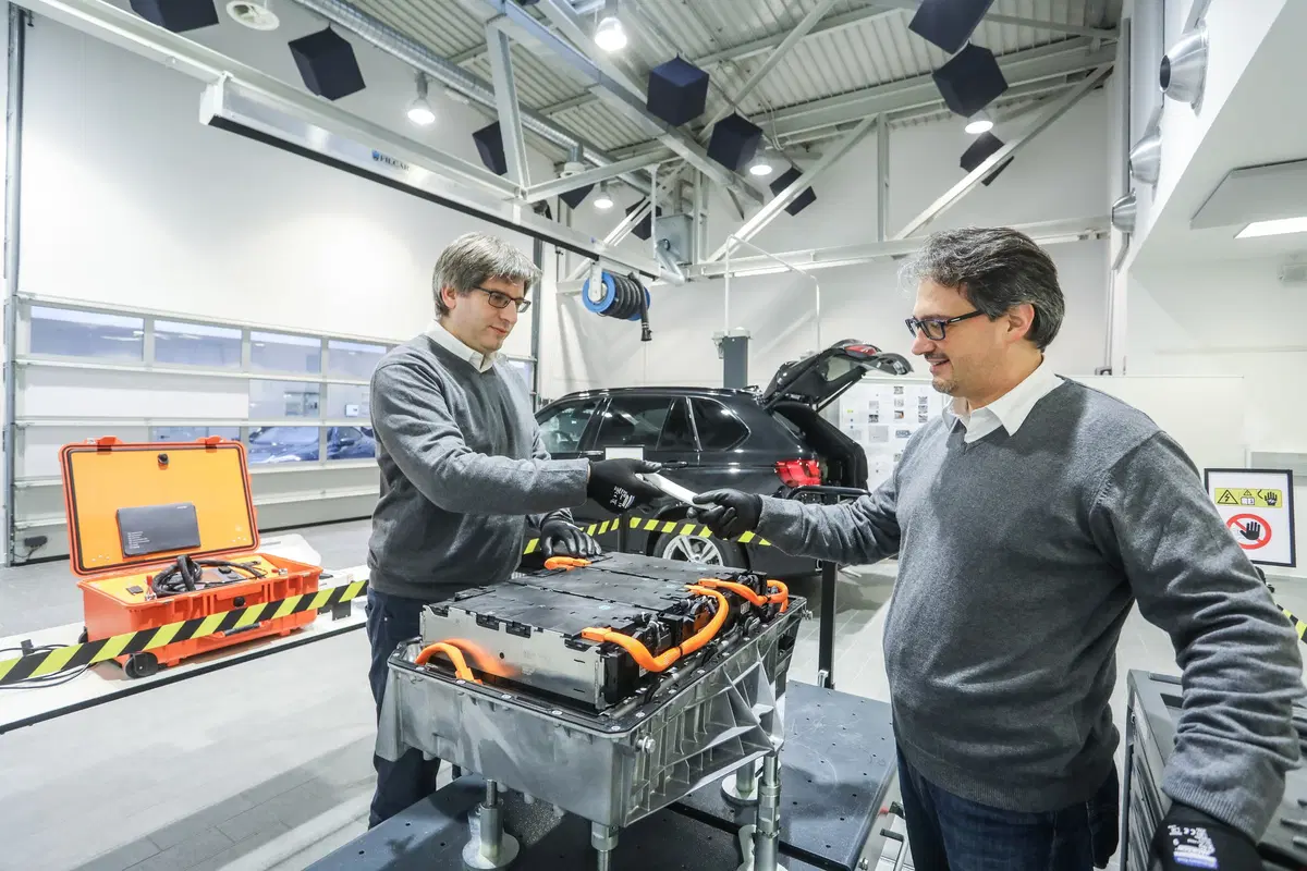 Tecnica BMW, Veicoli elettrificati: la manutenzione delle batterie [video] (9)