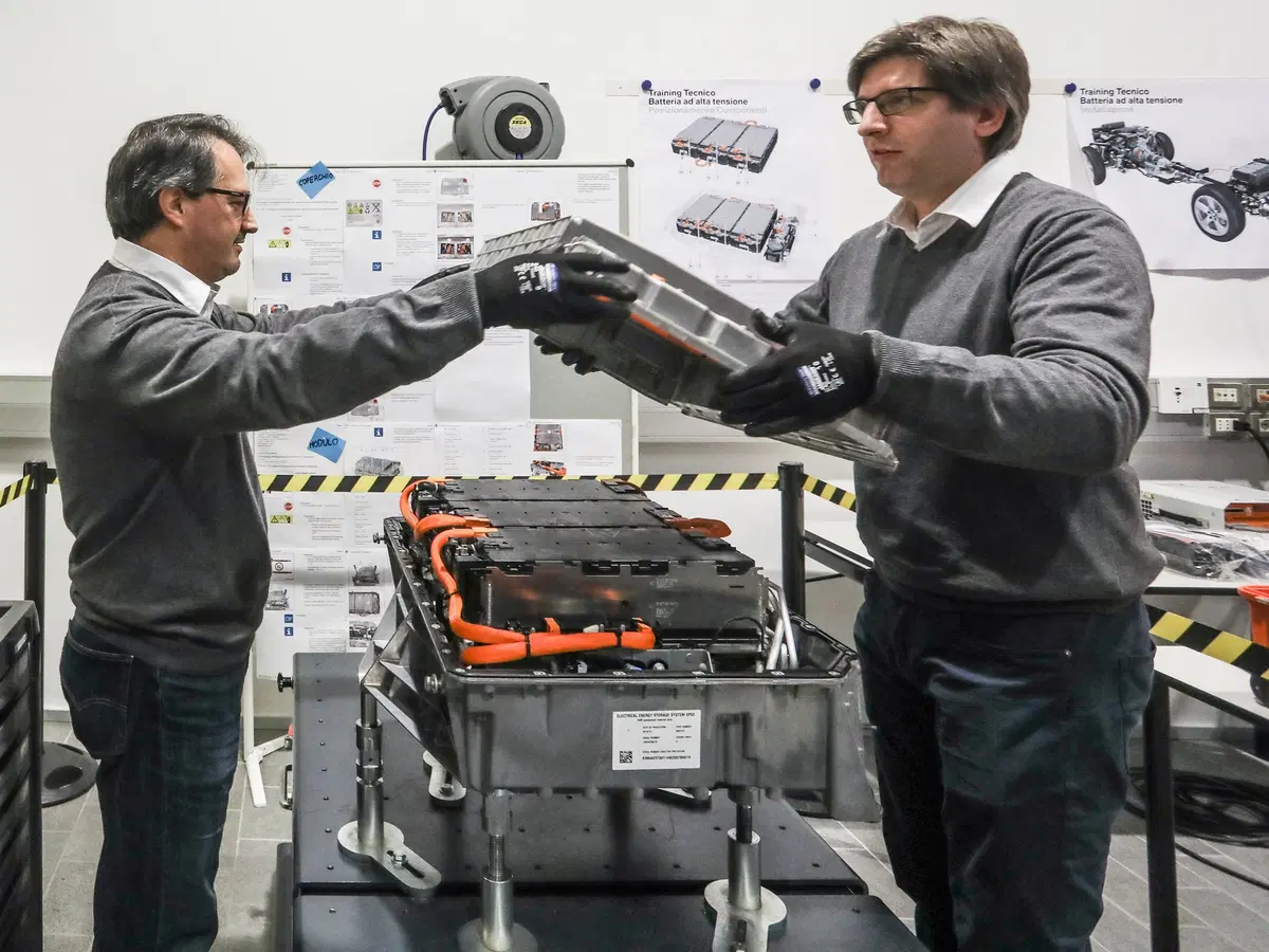 Tecnica BMW, Veicoli elettrificati: la manutenzione delle batterie [video] (3)