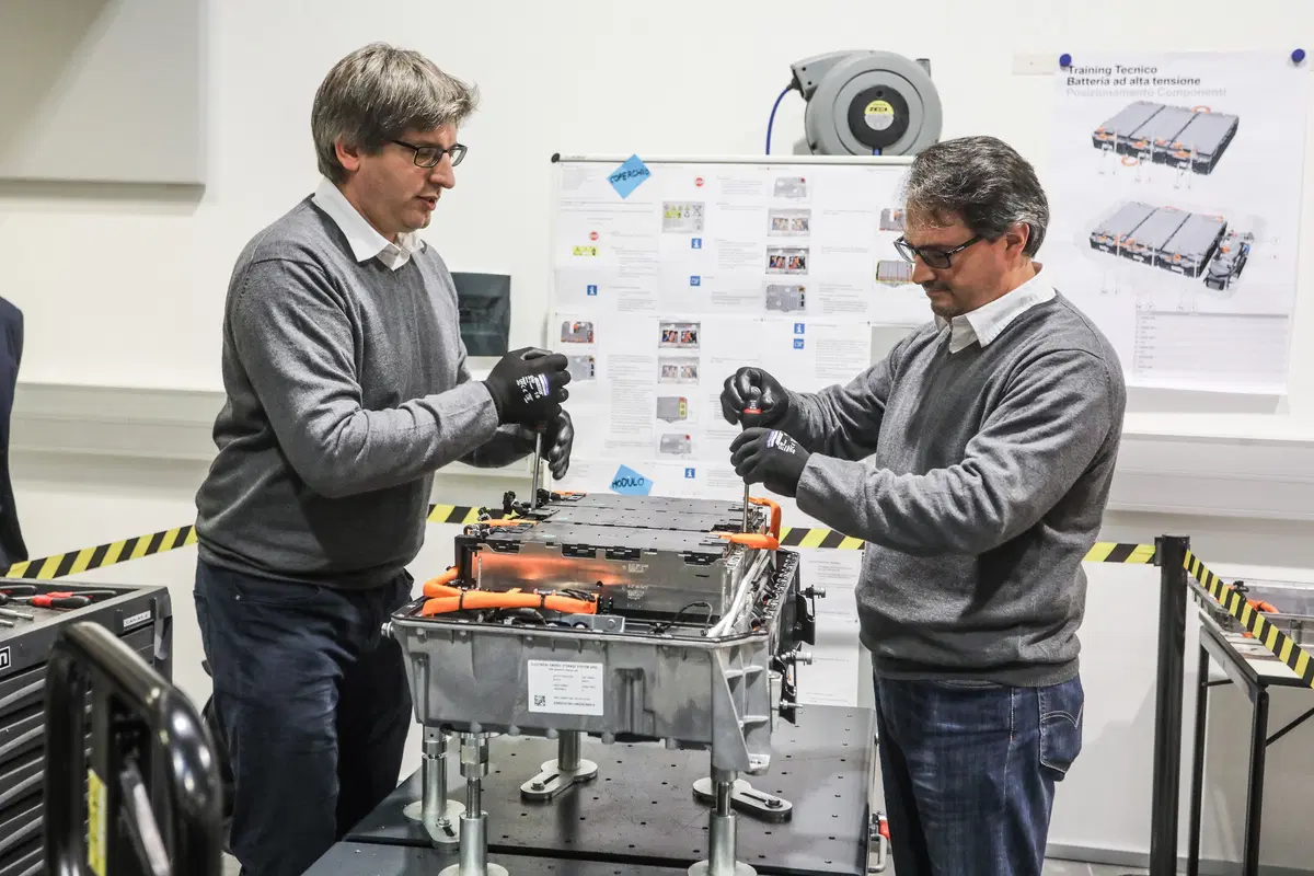 Tecnica BMW, Veicoli elettrificati: la manutenzione delle batterie [video] (8)