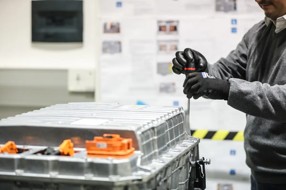 Tecnica BMW, Veicoli elettrificati: la manutenzione delle batterie [video] (14)
