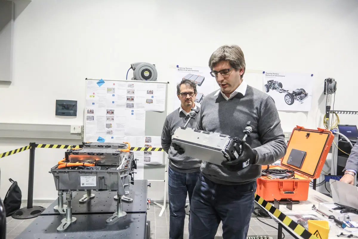 Tecnica BMW, Veicoli elettrificati: la manutenzione delle batterie [video] (6)